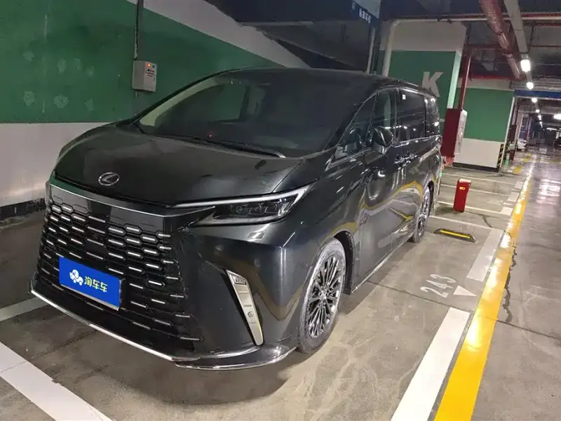 Lexus LM