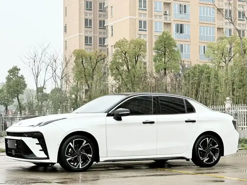 Lynk & Co 03
