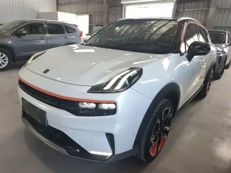 Lynk & Co 06