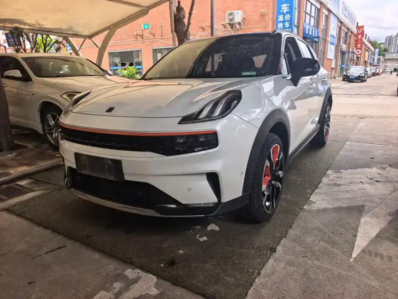 Lynk & Co 06