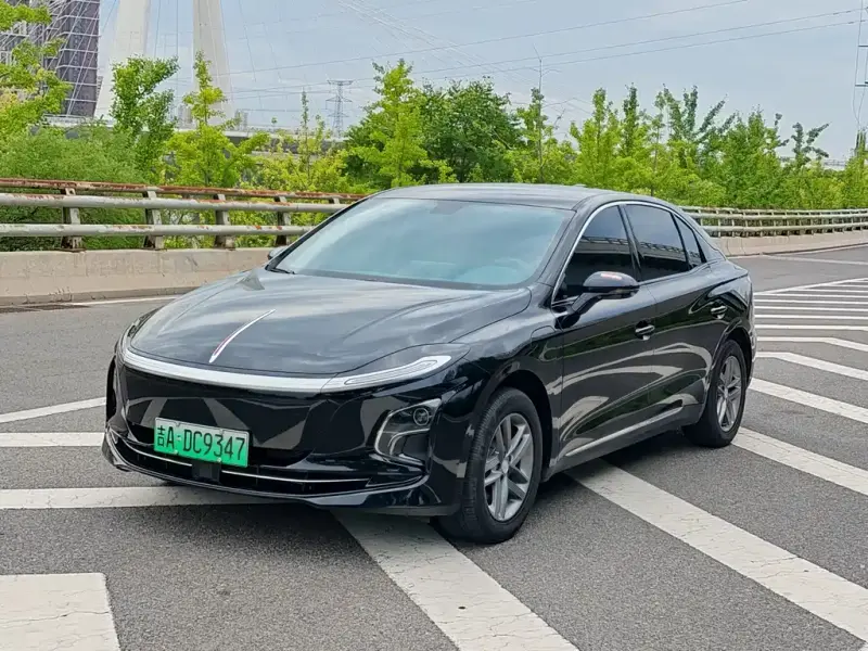 Hongqi E-QM5