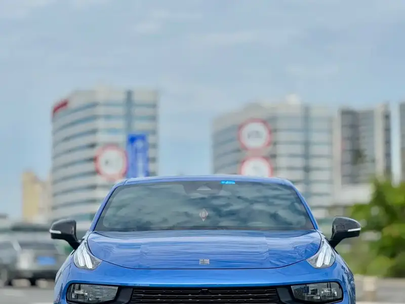 Lynk & Co 03