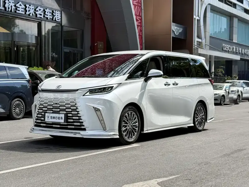 Lexus LM