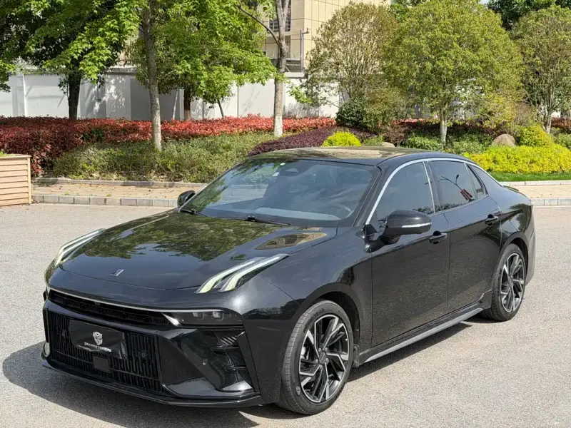 Lynk & Co 03