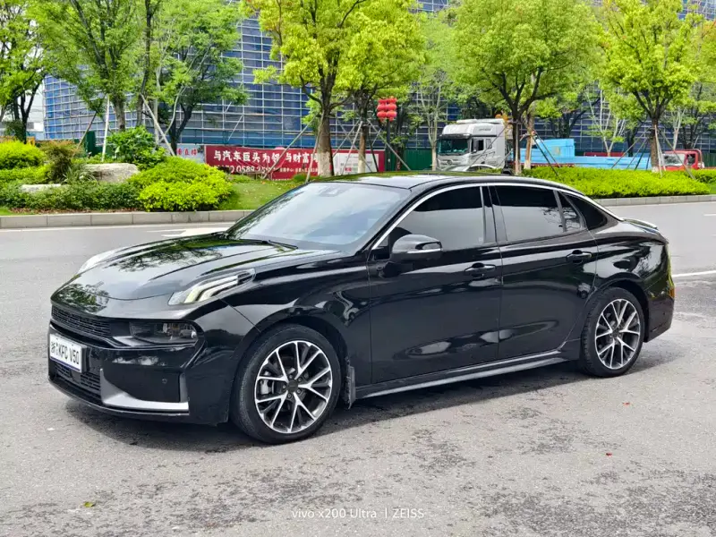 Lynk & Co 03