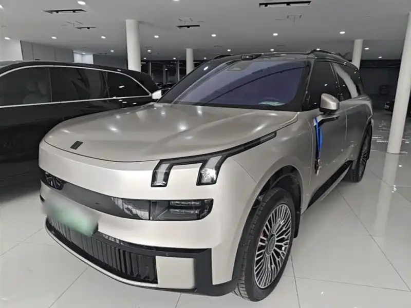 Lynk & Co 900