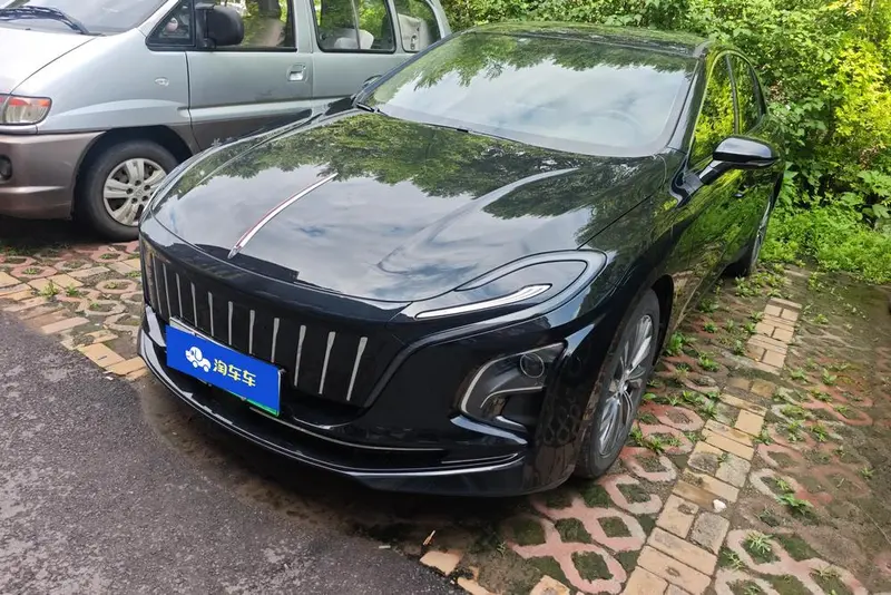 Hongqi E-QM5