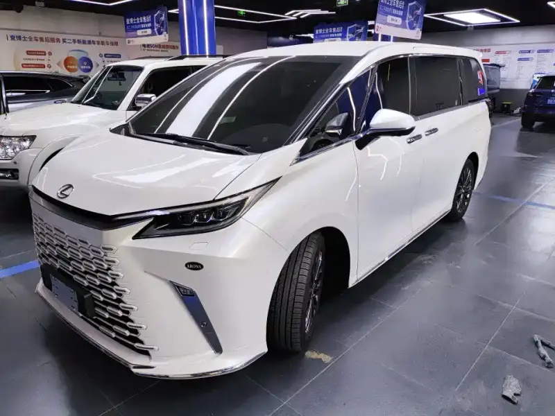 Lexus LM