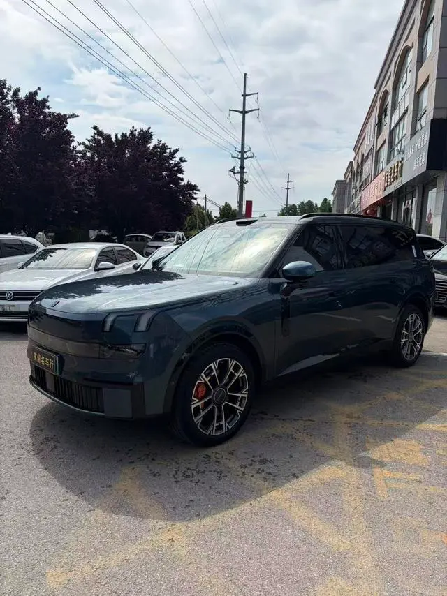 Lynk & Co 900