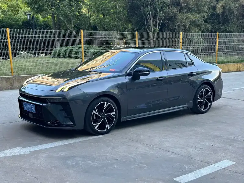 Lynk & Co 03