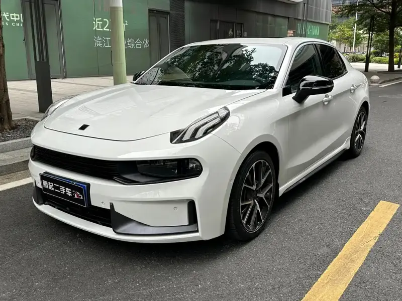Lynk & Co 03