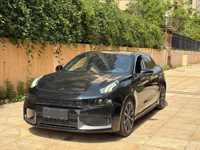 Lynk & Co 03