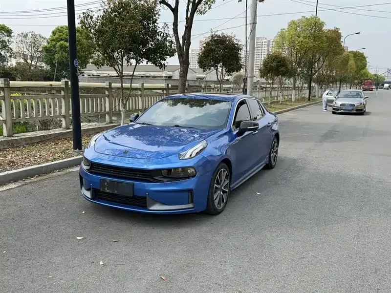 Lynk & Co 03