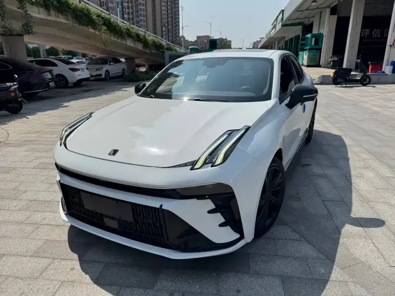 Lynk & Co 03