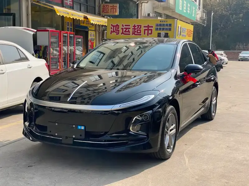 Hongqi E-QM5