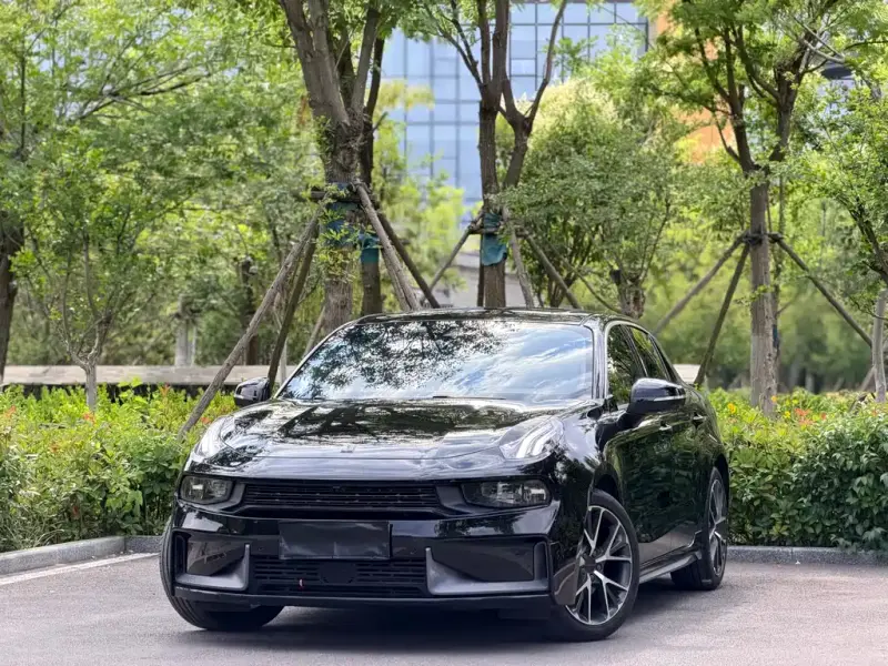 Lynk & Co 03