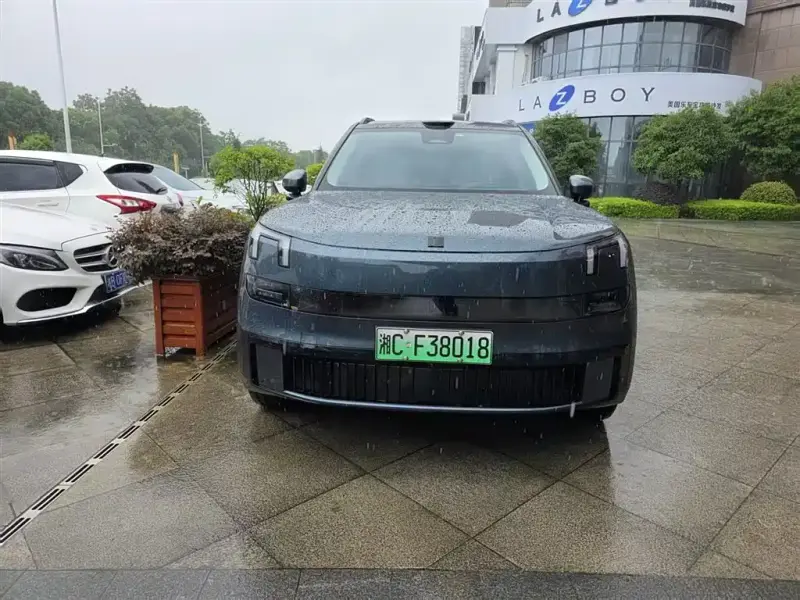 Lynk & Co 900