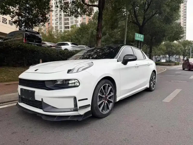 Lynk & Co 03