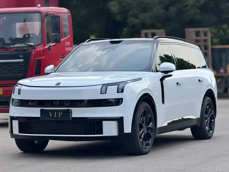 Lynk & Co 900
