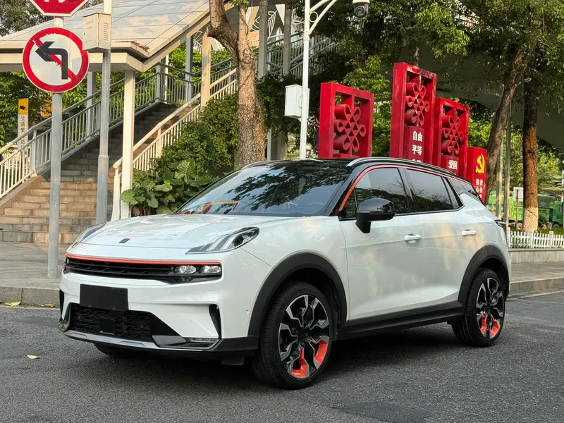 Lynk & Co 06