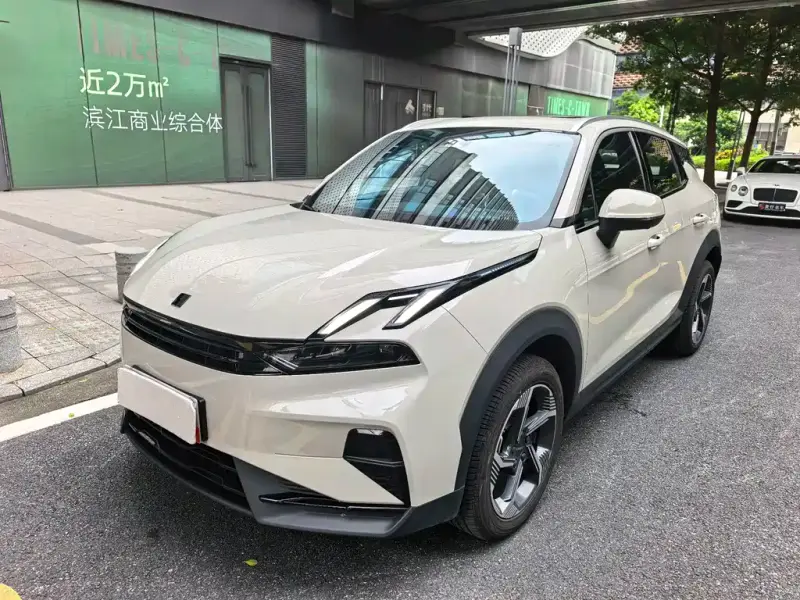 Lynk & Co 06