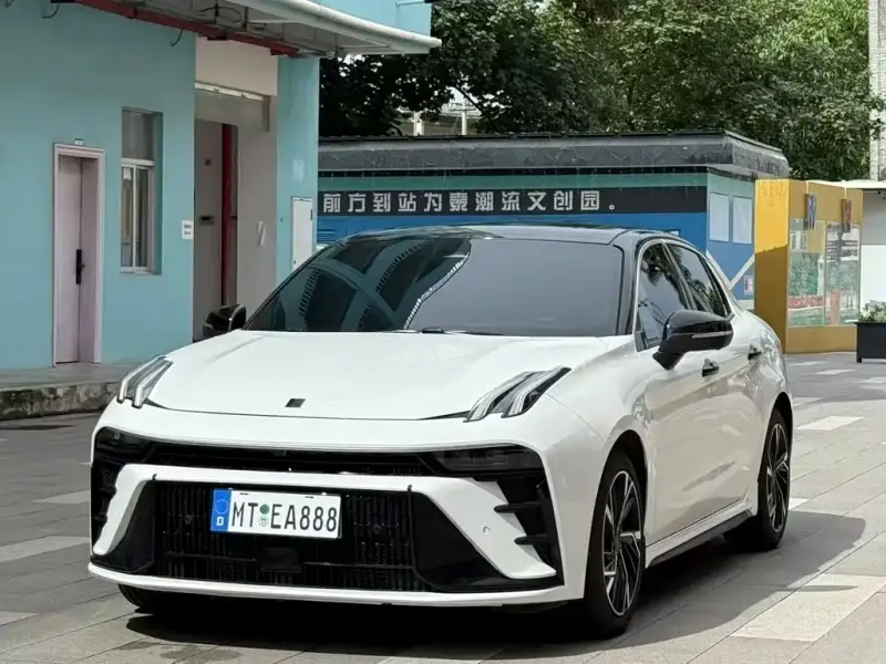 Lynk & Co 03