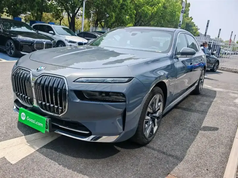BMW i7