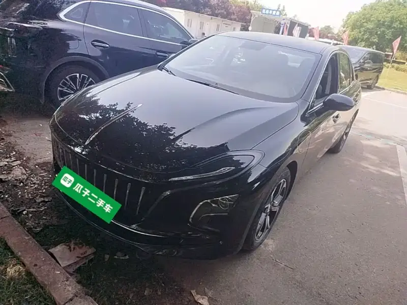 Hongqi E-QM5