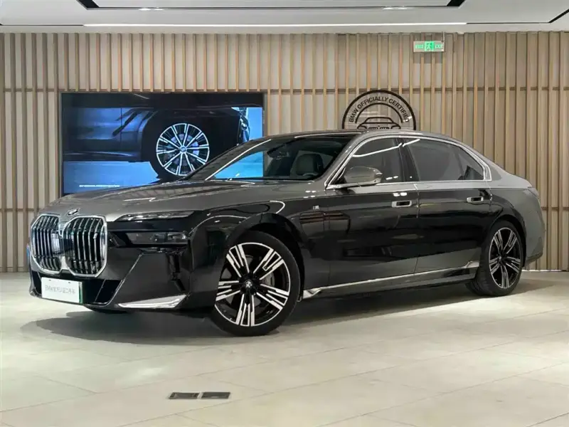 BMW i7