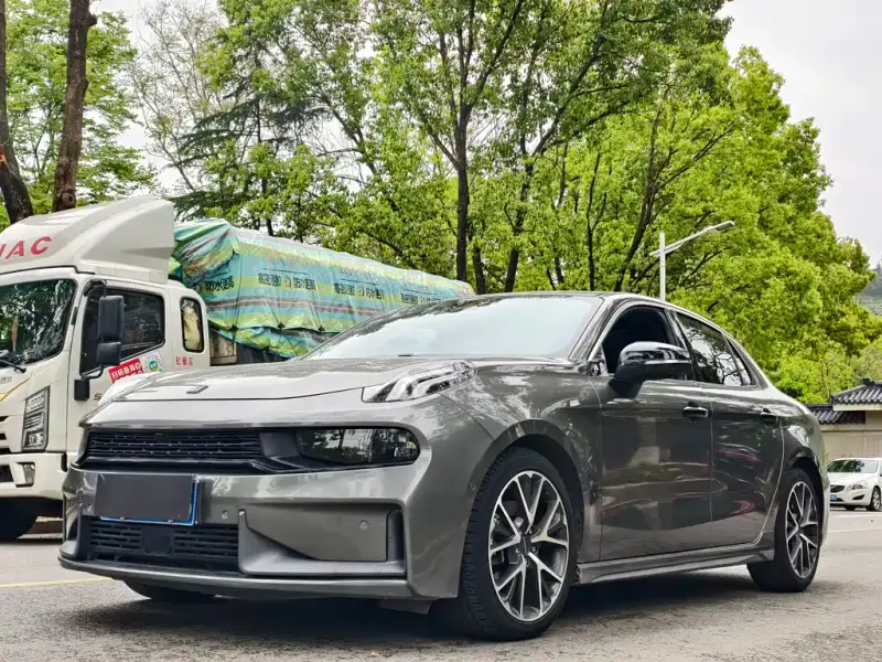 Lynk & Co 03