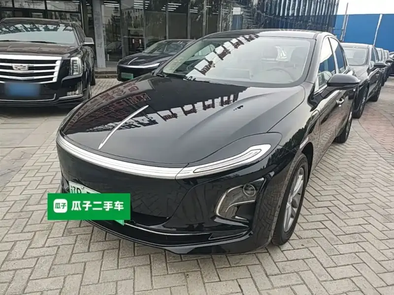 Hongqi E-QM5