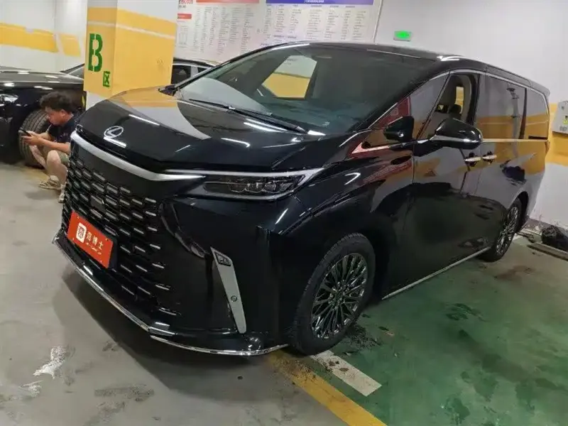 Lexus LM