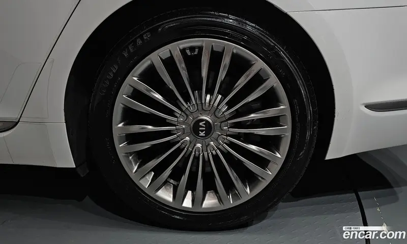 Kia Quoris (K9)