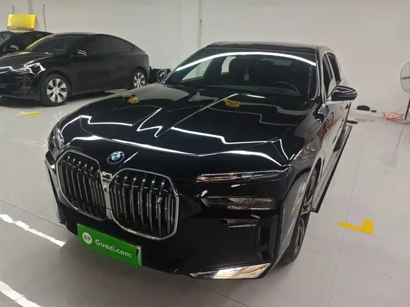 BMW i7