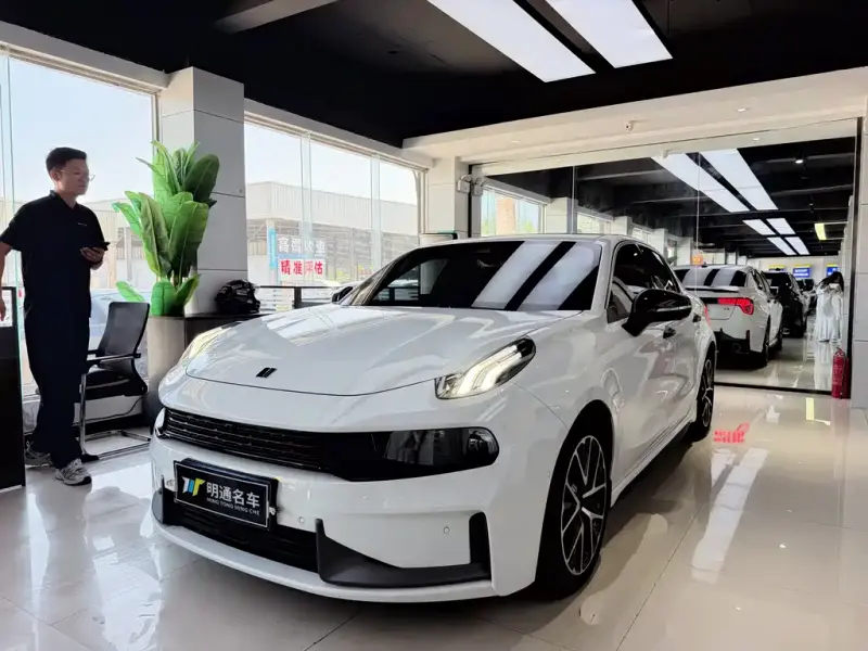 Lynk & Co 03
