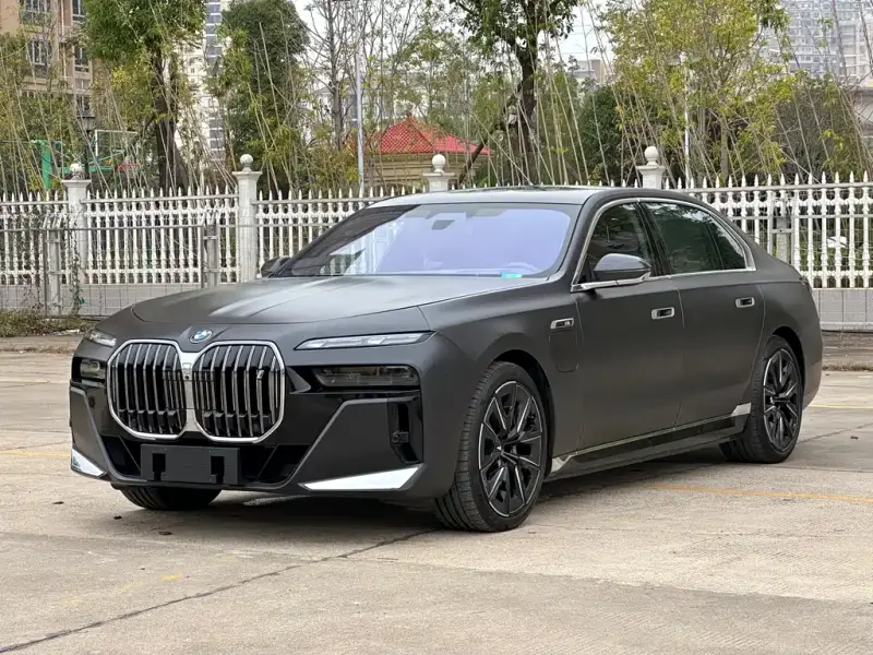 BMW i7
