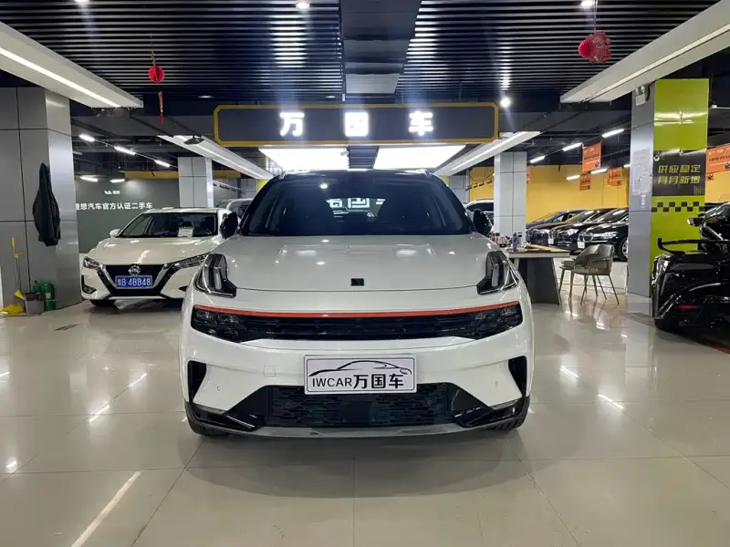 Lynk & Co 06