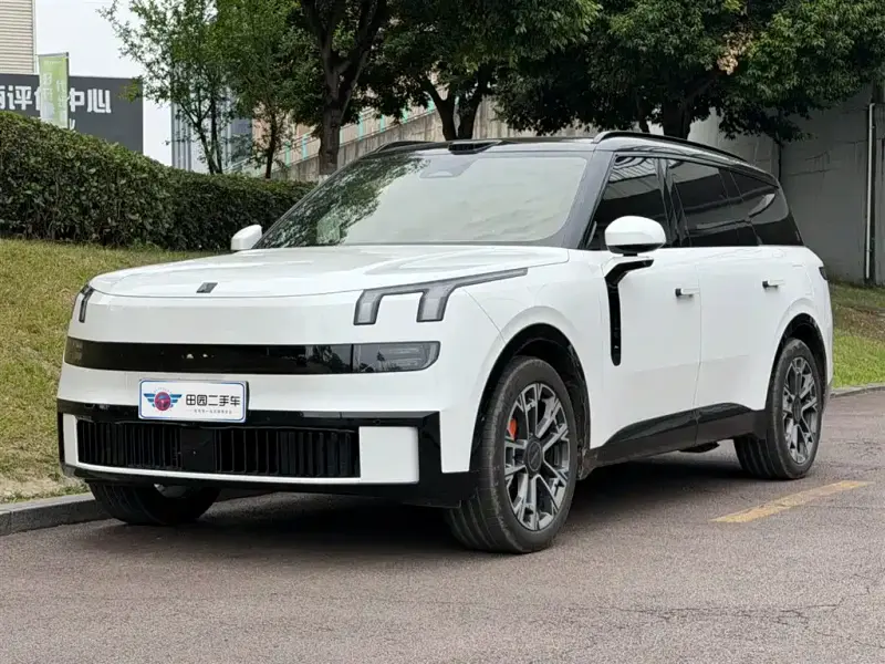 Lynk & Co 900