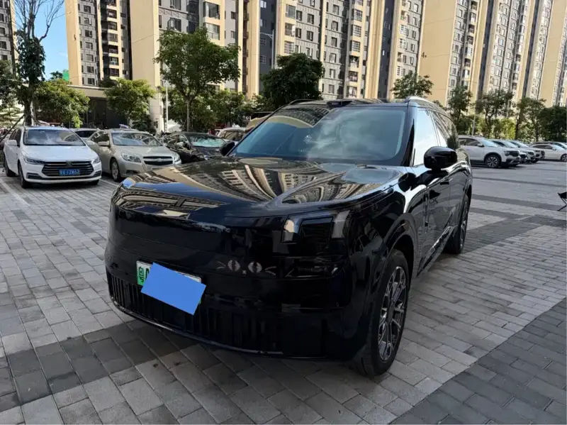 Lynk & Co 900