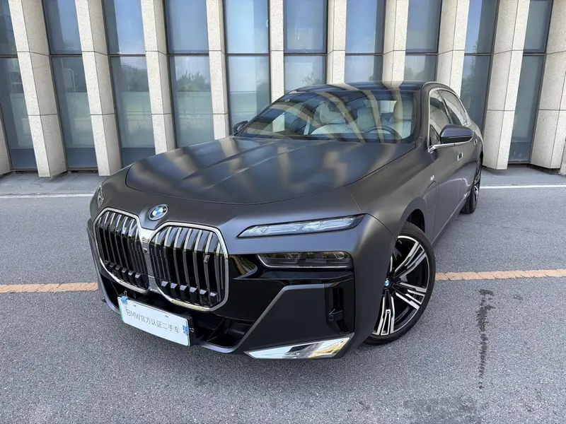 BMW i7