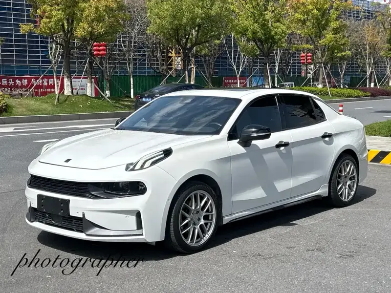 Lynk & Co 03