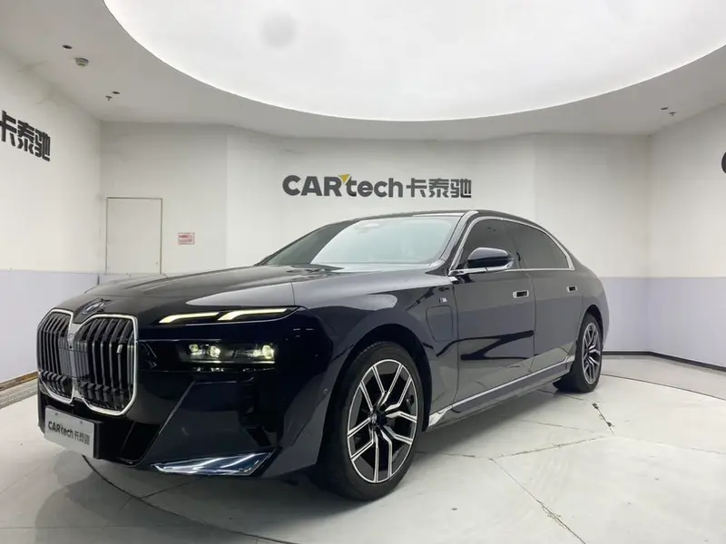 BMW i7