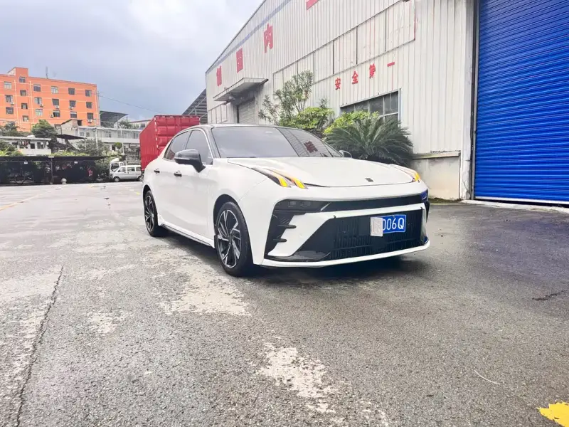 Lynk & Co 03