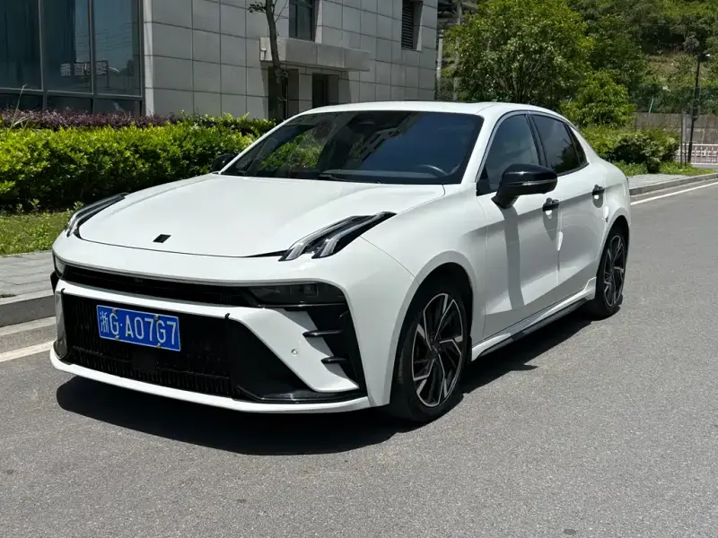 Lynk & Co 03