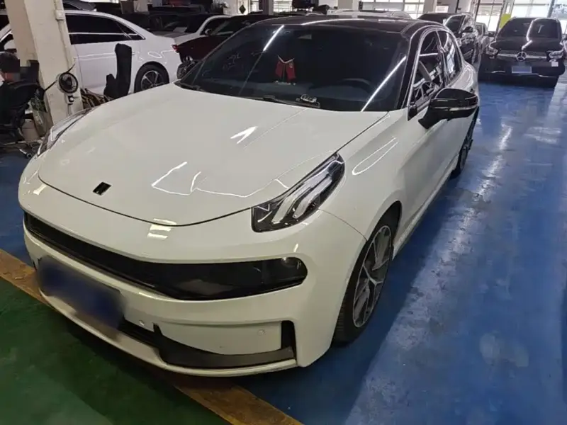 Lynk & Co 03