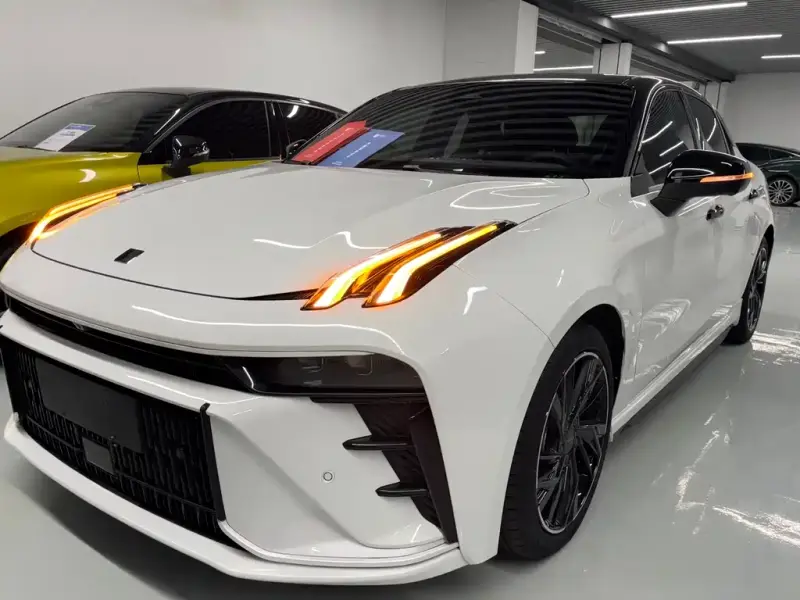Lynk & Co 03