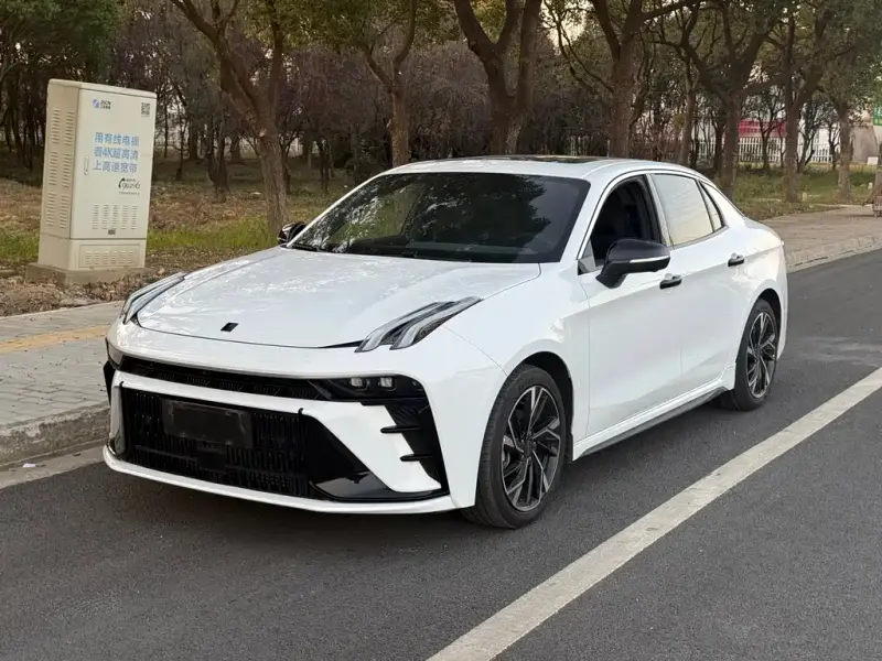 Lynk & Co 03