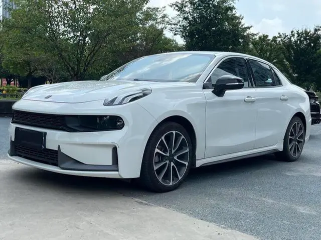 Lynk & Co 03