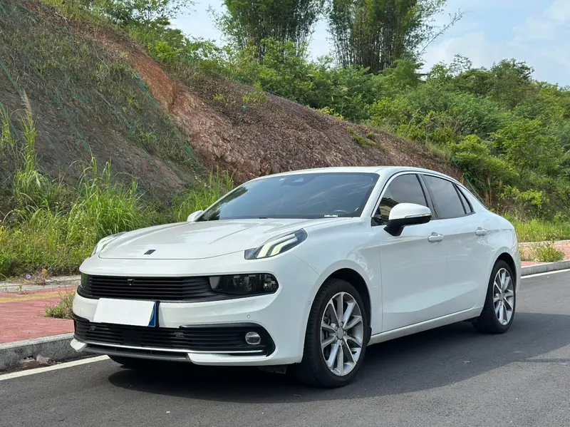 Lynk & Co 03