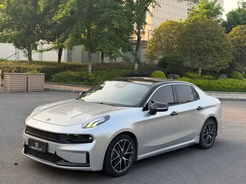 Lynk & Co 03